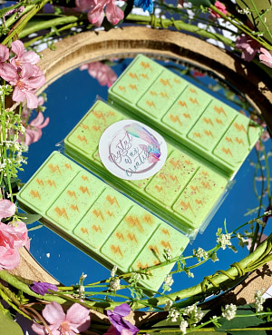 Lime green coloured Soy Wax melt Snap bar with lightning bolt design, scented with a fresh, invigorating blend of Lemongrass & Ginger.