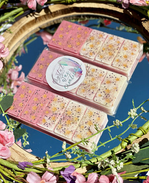 Dusky Pink & Cream coloured Soy Wax melt Snap bar with star design, scented with a soft blend of Rosewood & coconut.
